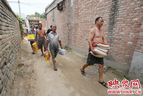 映象網(wǎng)記者為老人帶來(lái)大米糧油等生活物資。