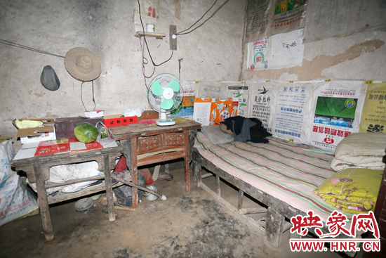 老人的居住條件十分簡(jiǎn)陋。
