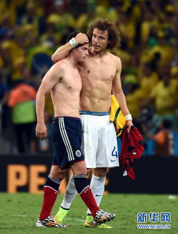 圖為7月4日，巴西隊球員路易斯（右）賽后安慰哥倫比亞隊球員羅德里格斯。
