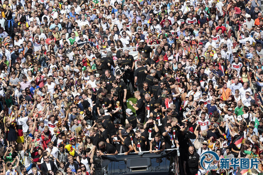 當(dāng)?shù)貢r(shí)間2014年7月15日，德國柏林，德國隊(duì)歸國舉行奪冠巡游。