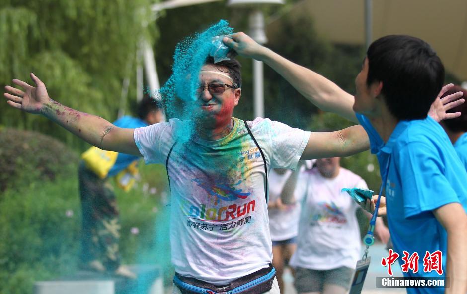 7月19日,參加彩虹跑的年輕人沖向終點后合影。