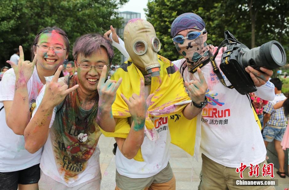 7月19日,參加彩虹跑的年輕人沖向終點后合影。