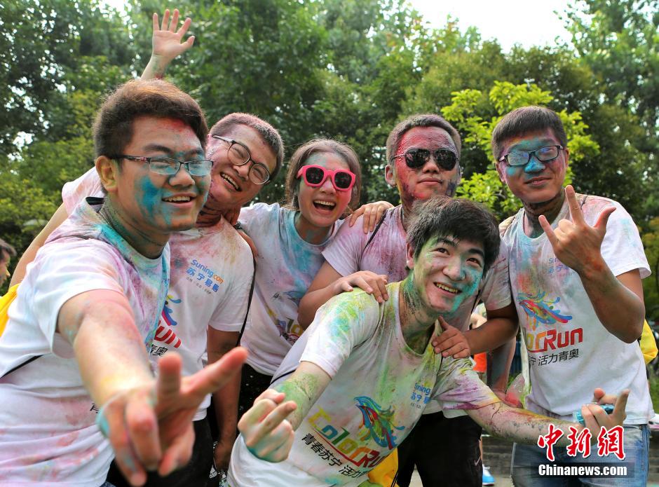 7月19日,參加彩虹跑的年輕人沖向終點后合影。