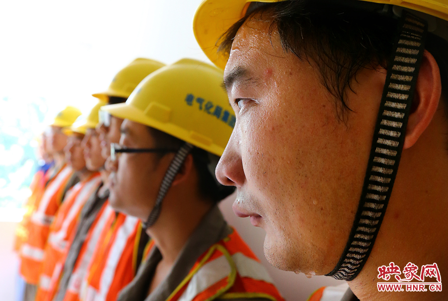 入伏的天氣里，一套工裝穿在身上，即使不動(dòng)也是滿頭大汗