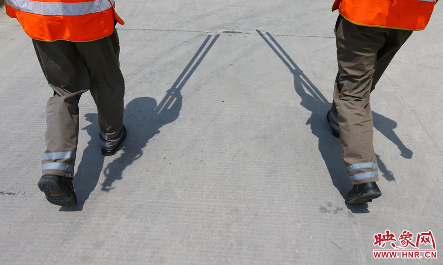 中午時(shí)分，烈日當(dāng)頭，在滾燙的水泥地面上投下了小小的身影