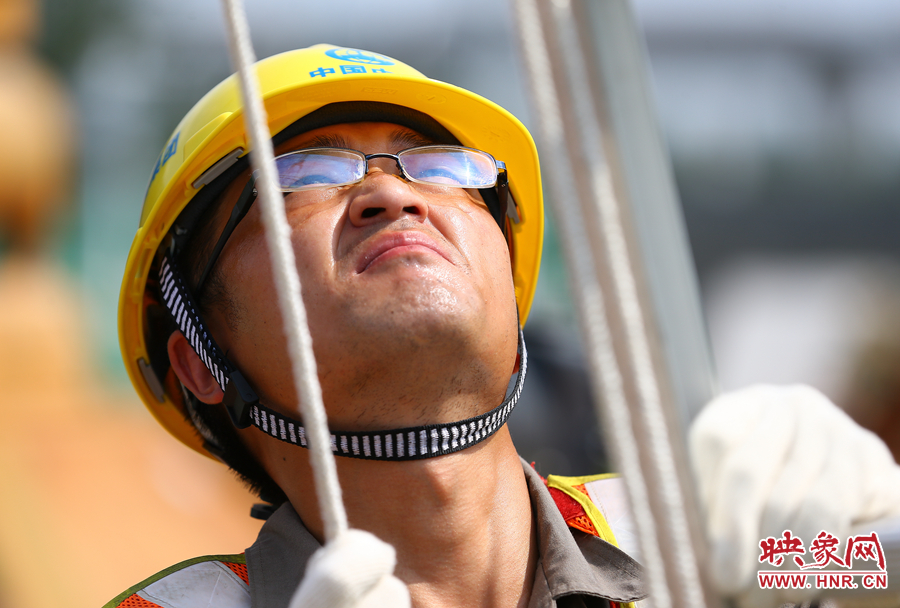 酷暑下，工人師傅的每一個(gè)動(dòng)作都消耗著大量的體力