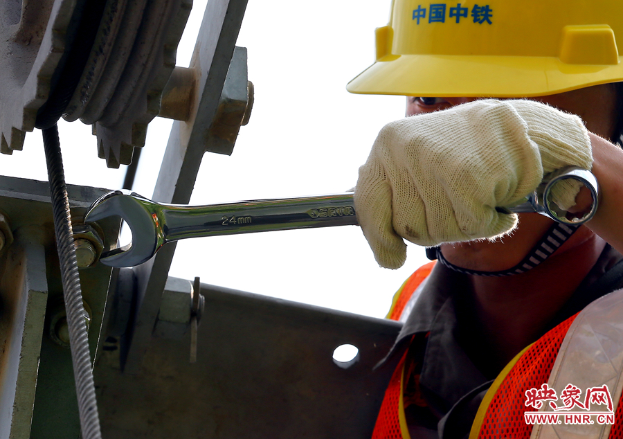 雖然備受高溫的煎熬，但是工作卻是一絲不茍