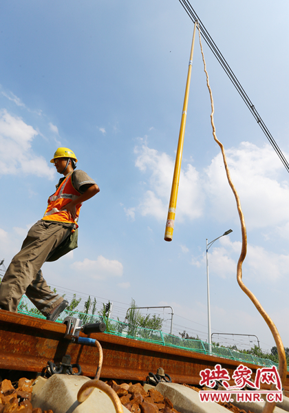 金屬的施工工具，在高溫的暴曬下需要帶上手套才敢觸碰