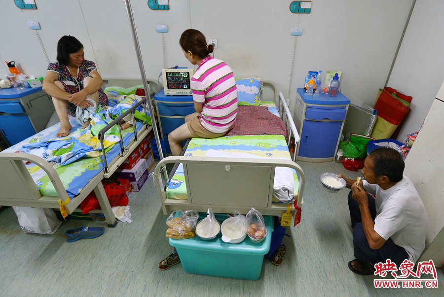 早上八點多，親戚買來了早餐，可是孩子的奶奶和姑姑卻吃不下去