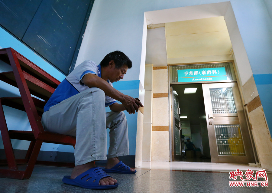 大龍的手術(shù)時，爺爺一直在門口焦急的等待