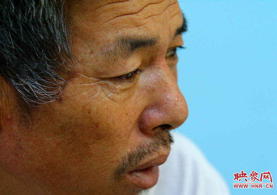 大龍爺爺兩鬢的白發(fā)這兩天好像又多了些，在手術(shù)室外的等待，更是對他內(nèi)心的煎熬。