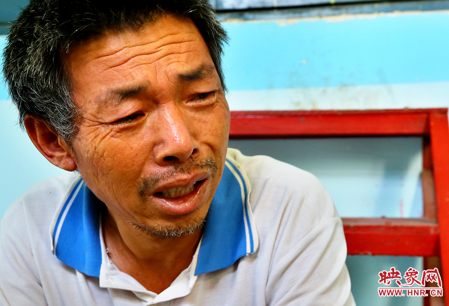 當醫(yī)生告知大龍手術(shù)成功的時候，爺爺忍不住哭了起來