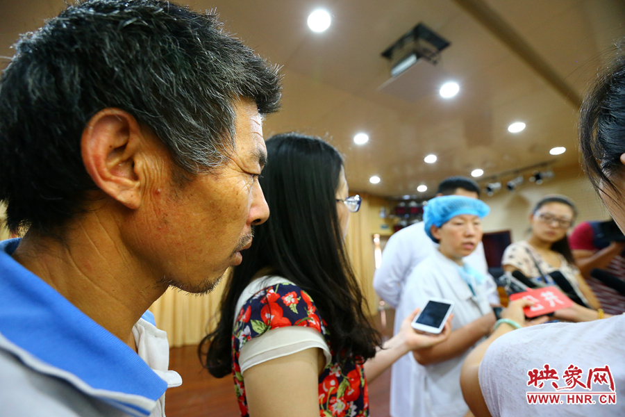 大龍的爺爺在記者采訪醫(yī)生的時候，在一旁默默的聽著病情介紹