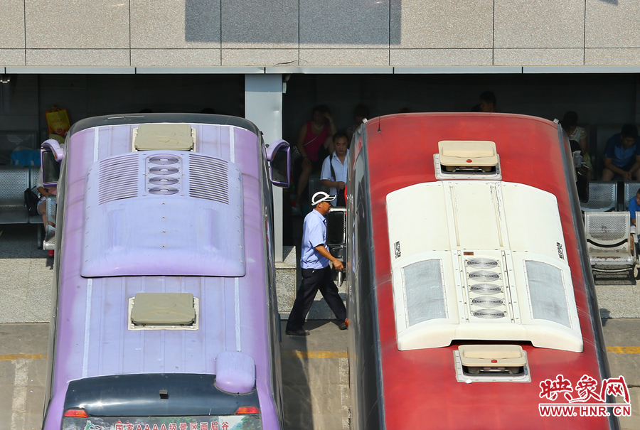 調(diào)度員的身影，在客車間不停穿梭