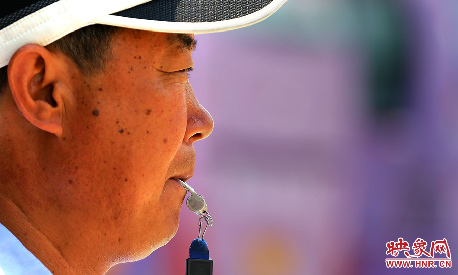 嘴中的口哨不停的響起，一個班下來口干舌燥是家常便飯