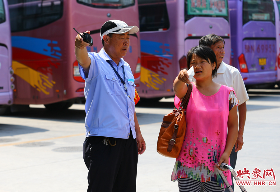 指揮調(diào)度期間，不停的有乘客咨詢乘車問題，調(diào)度員都是耐心的給他們解答