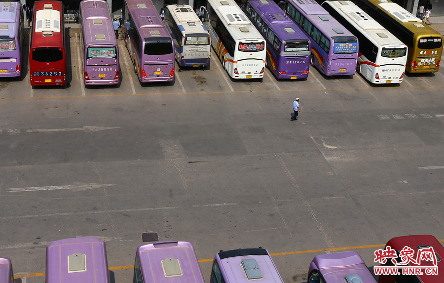 在不大的車站內(nèi)，幾十輛客車不停運轉(zhuǎn)的發(fā)動機，使得場站內(nèi)溫度居高不下