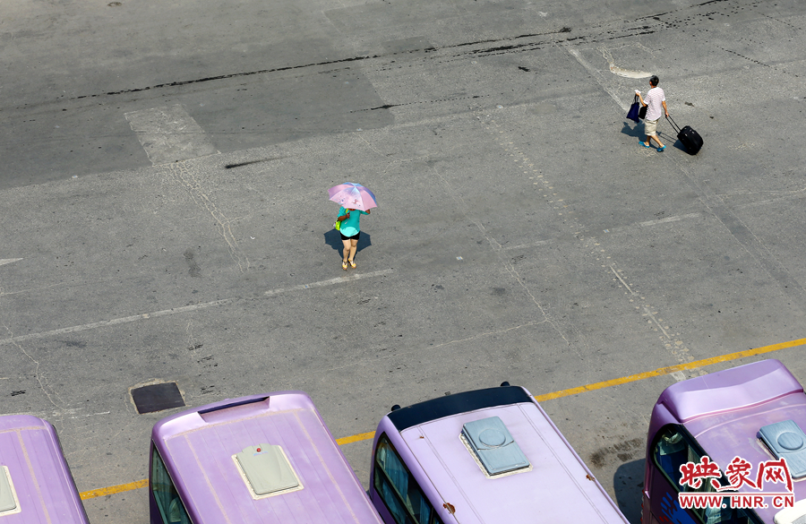 酷暑的陽光，常常曬化車站內(nèi)地面的瀝青，乘車的旅客都是匆匆而過，不愿過多停留。