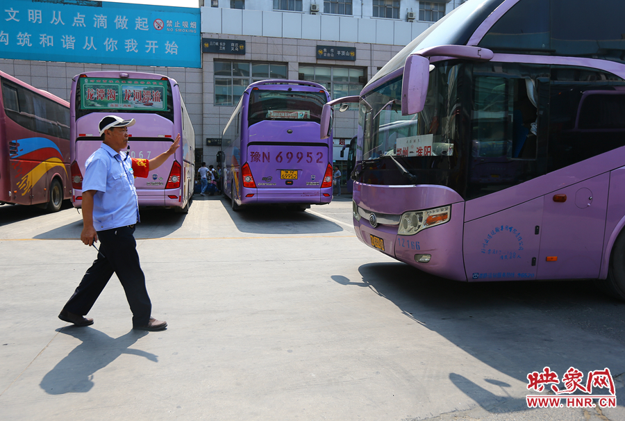 龐大的長途客車，在調(diào)度員的指揮下井井有條