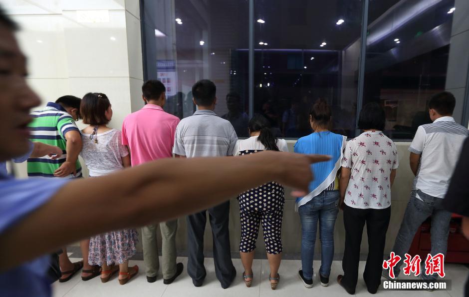 7月24日晚,南京警方將抓獲的以福建、江西、河南、湖北、黑龍江等多個(gè)外省市的涉及傳銷人員集中帶回。