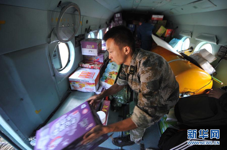  8月5日，在魯?shù)榭h龍頭山鎮(zhèn)，部隊(duì)官兵從直升機(jī)上卸載救災(zāi)物資。