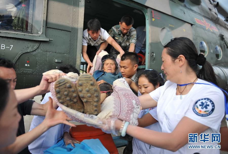 8月5日，醫(yī)護(hù)人員將一名通過(guò)直升機(jī)從震中轉(zhuǎn)運(yùn)出來(lái)的傷員運(yùn)下飛機(jī)。