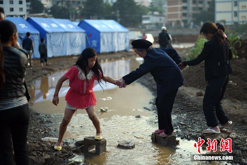 2014年8月6日，云南魯?shù)辇堫^山災(zāi)區(qū)，民眾暫居帳篷。