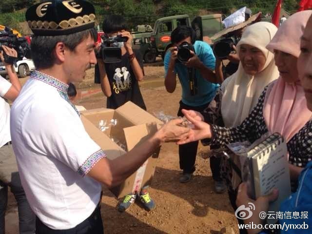 　“切糕王子”阿迪力帶著重達(dá)5噸、價(jià)值50萬元的切糕于7日下午抵達(dá)魯?shù)榈卣鹫鹬旋堫^山鎮(zhèn)。