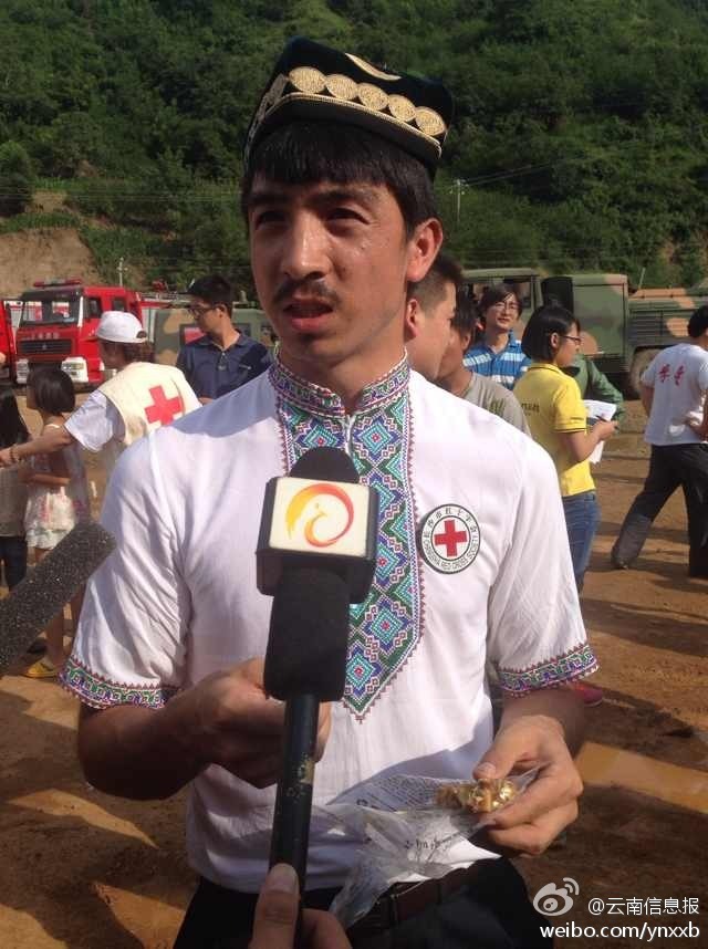 “切糕王子”阿迪力帶著他1萬斤的切糕自長(zhǎng)沙抵達(dá)了龍頭山鎮(zhèn)。