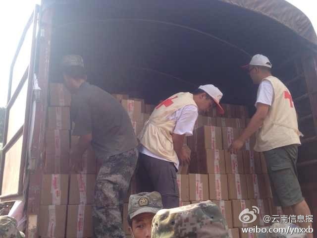 第14集團(tuán)軍官兵協(xié)助阿迪力將1100余箱切糕從貨車上卸下。