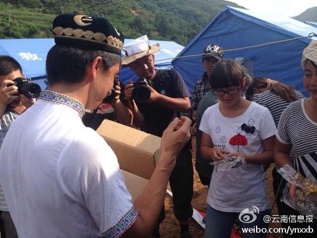 “切糕王子”阿迪力帶著重達(dá)5噸、價(jià)值50萬元的切糕于7日下午抵達(dá)魯?shù)榈卣鹫鹬旋堫^山鎮(zhèn)。