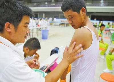 　南京天氣炎熱，地表溫度有時達到40℃以上，烈日下孩子們的衣服濕了又干、干了又濕。