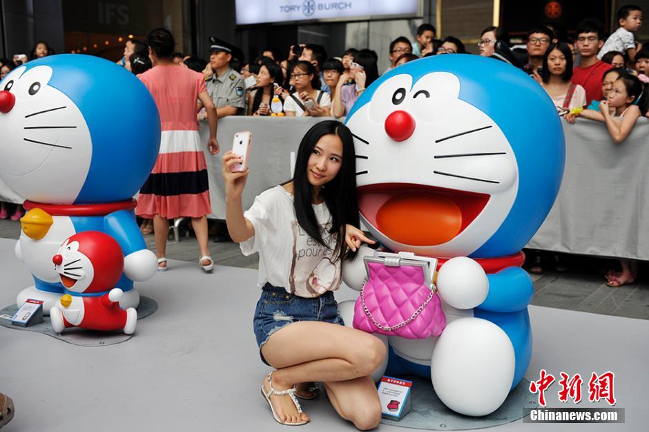 圖為成都民眾與哆啦A夢(mèng)合影留念。