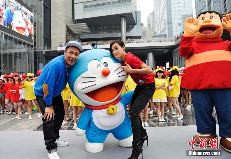 圖為何韻詩、周柏豪與哆啦A夢(mèng)合影。