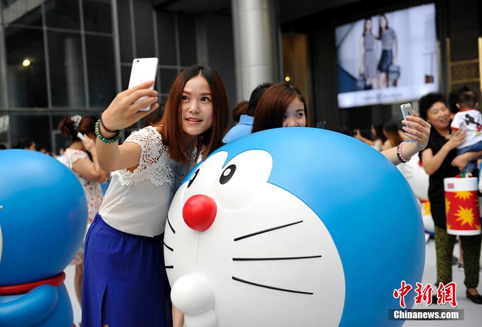 圖為成都民眾與哆啦A夢(mèng)合影留念。