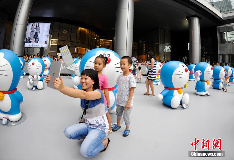 圖為成都民眾與哆啦A夢(mèng)合影留念。