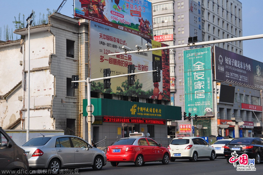 茶余飯后,人們談?wù)撟疃嗟木褪沁@座堅(jiān)挺的小樓。