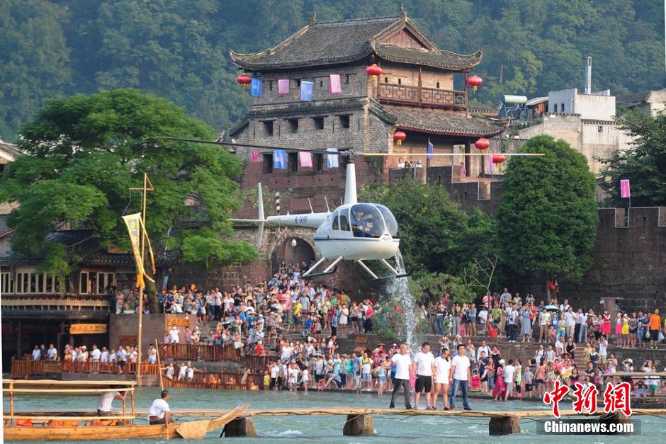 鳳凰偶遇節(jié)上演“冰桶挑戰(zhàn)” 直升機(jī)低空潑水 鳳凰偶遇節(jié)上演“冰桶挑戰(zhàn)” 直升機(jī)低空潑水