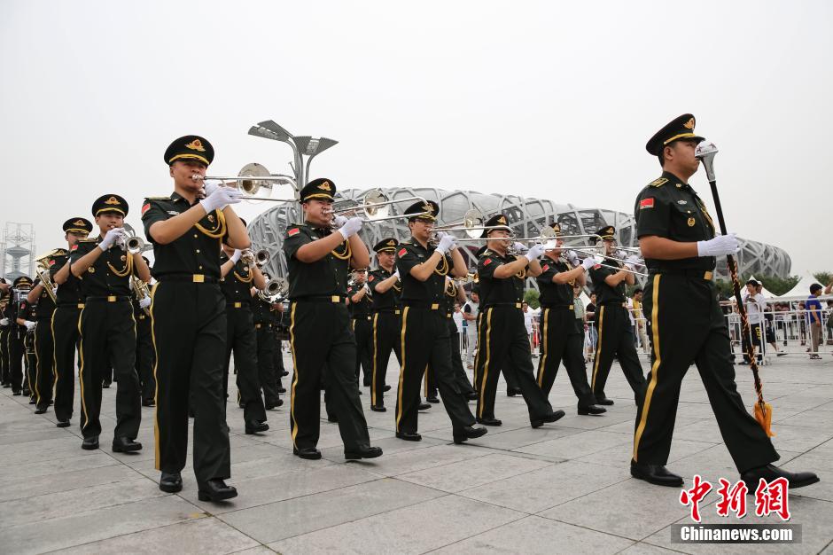 外國(guó)中央樂(lè)團(tuán)鳥(niǎo)巢前大跳《江南Style》