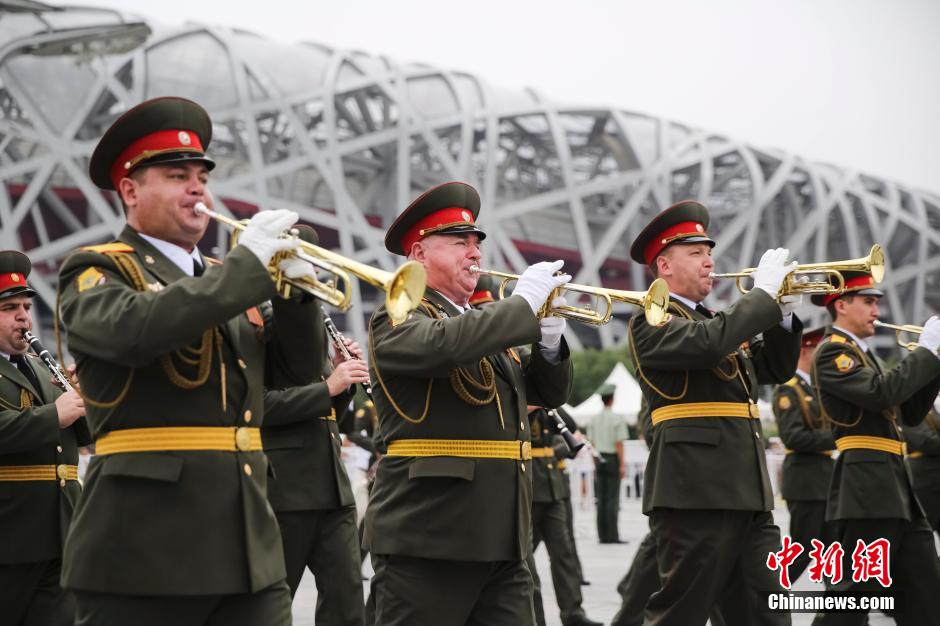 外國(guó)中央樂(lè)團(tuán)鳥(niǎo)巢前大跳《江南Style》