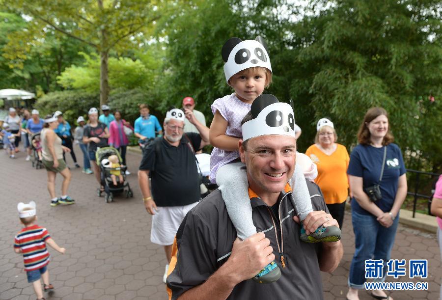 8月23日,在美國(guó)華盛頓的國(guó)家動(dòng)物園,人們排隊(duì)參加大熊貓“寶寶”的慶生活動(dòng)。
