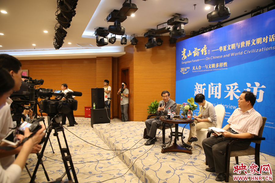 嵩山論壇新聞采訪(fǎng)現(xiàn)場(chǎng)。