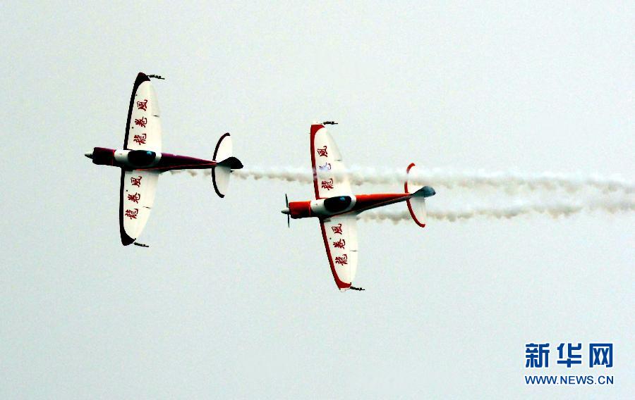 9月13日，特技隊員在進行空中飛行表演。