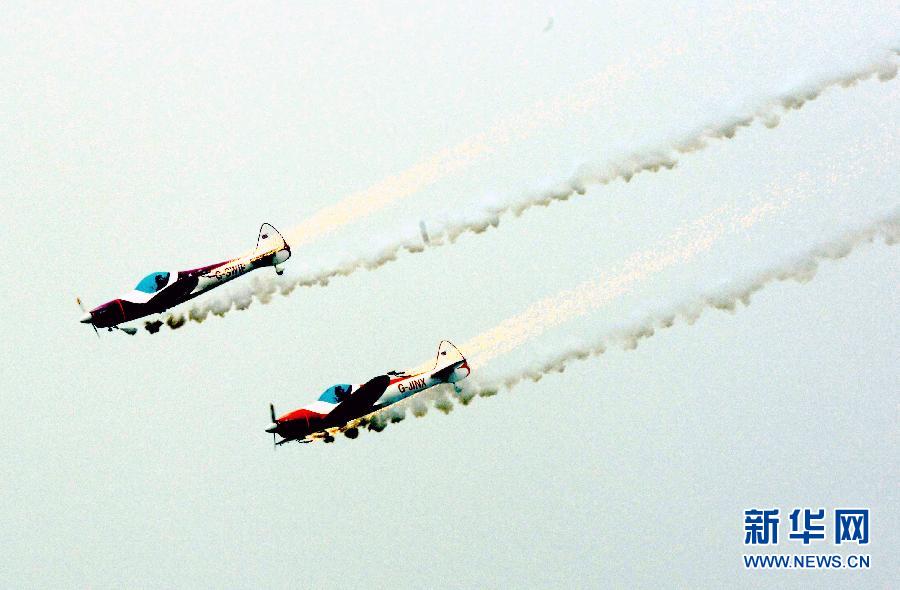 9月13日，特技隊員在進行空中飛行表演。