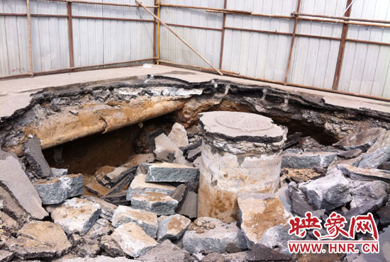 此次路面塌陷的直徑約為3米，深度有2米左右，坑內(nèi)布滿了碎石，路面下方20厘米左右。