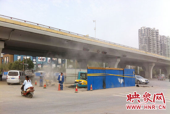 施工單位對塌陷處進行路面切割，造成路面塵土飛揚。