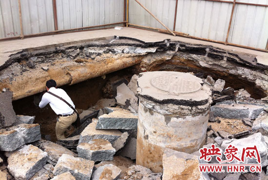 有工作人員下到坑內(nèi)進行檢查，但拒絕透露具體工作單位。