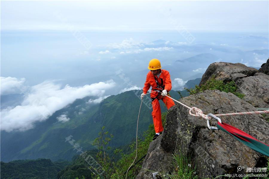 10月5日，峨眉山景區(qū)清潔工彭文才下到巖壁清理游客丟棄的垃圾。