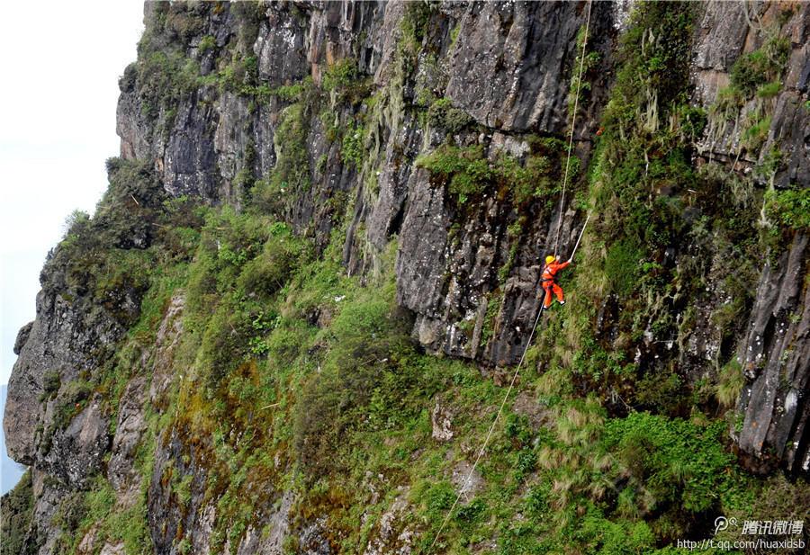 在峨眉山金頂，彭文才是護(hù)欄以外和懸崖區(qū)域唯一的清潔工。