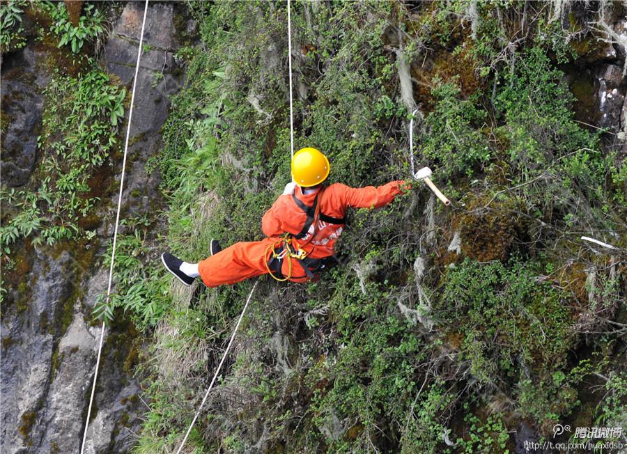 記者了解到，彭文才下到崖壁最深的地方有200多米，往返作業(yè)一次一般都在3小時(shí)左右，每年下崖80多次